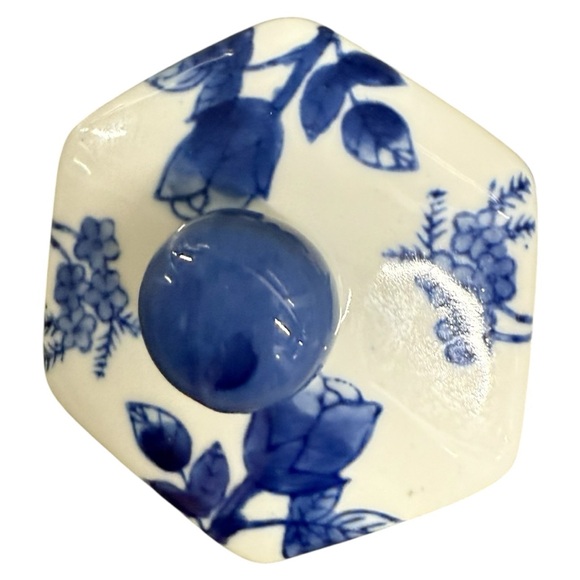 Vintage Chinese-style Blue and White Porcelain Tea Caddy or Storage Jar - Picture 4 of 7